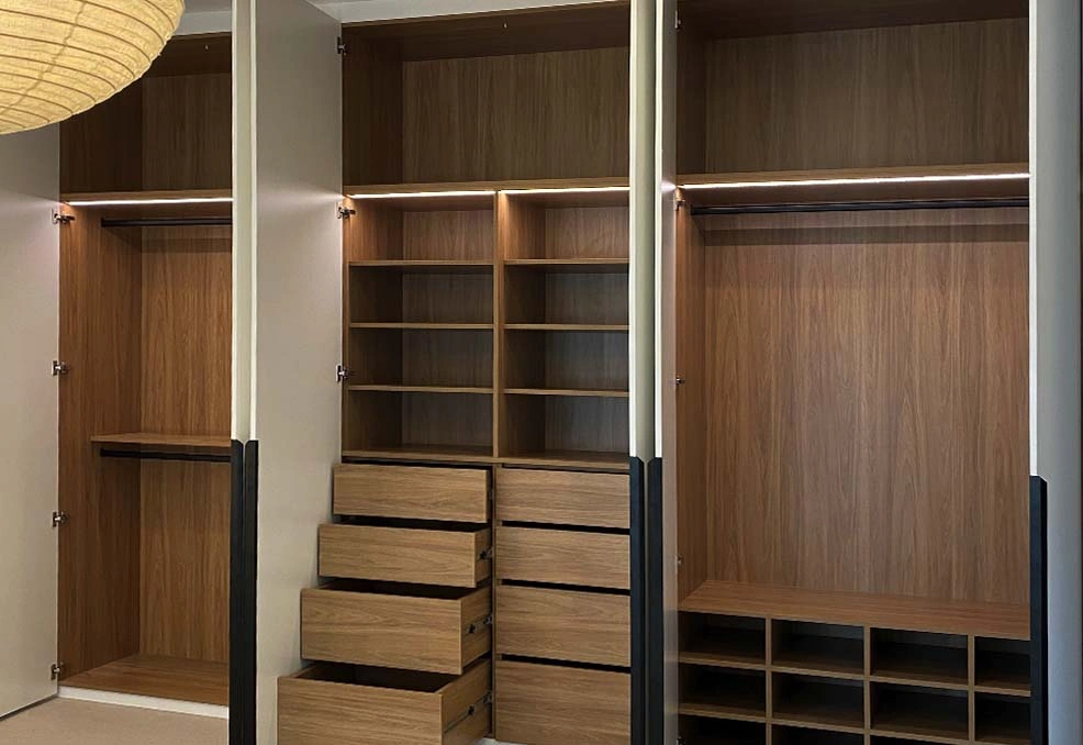 Custom built in wardrobes versus standard freestanding wardrobes